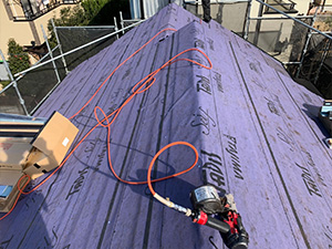 屋根（カバー工法）施工中