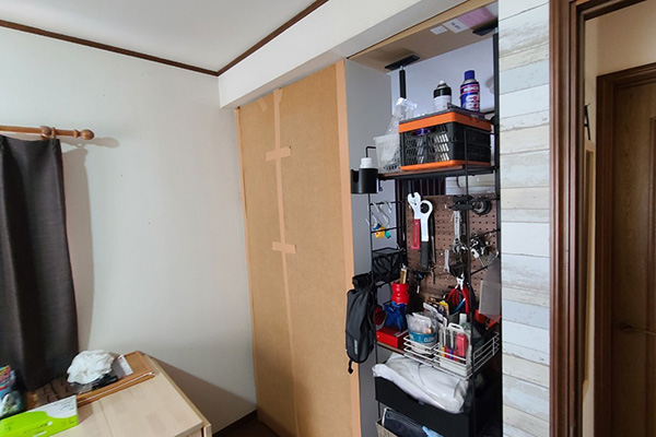 棚で仕切っていた空間を壁で間仕切りビフォー